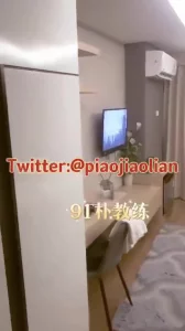 【绿帽奴剧情】推开房门。发现媳妇正在更单男激情缠绵