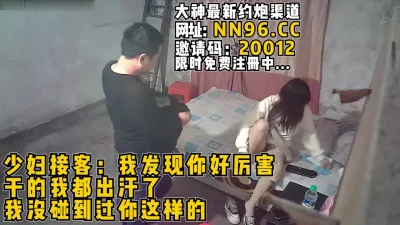 奶头被客人玩的又红又肿